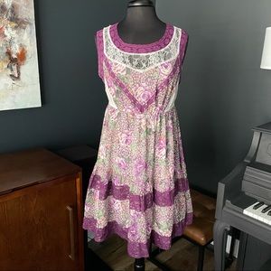 Sleeveless short dress with lace detail